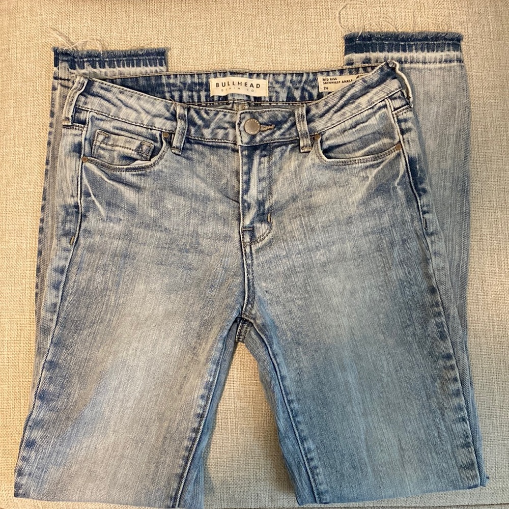 Bullhead Mid-Rise skinniest Ankle Jeans ( Distressed knee and raw hem)
